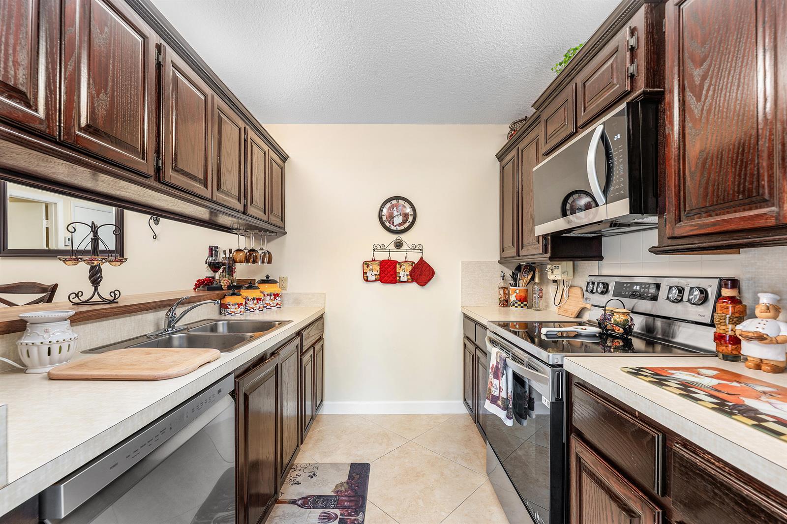 2005 20th Lane, FL 33463 photo 4