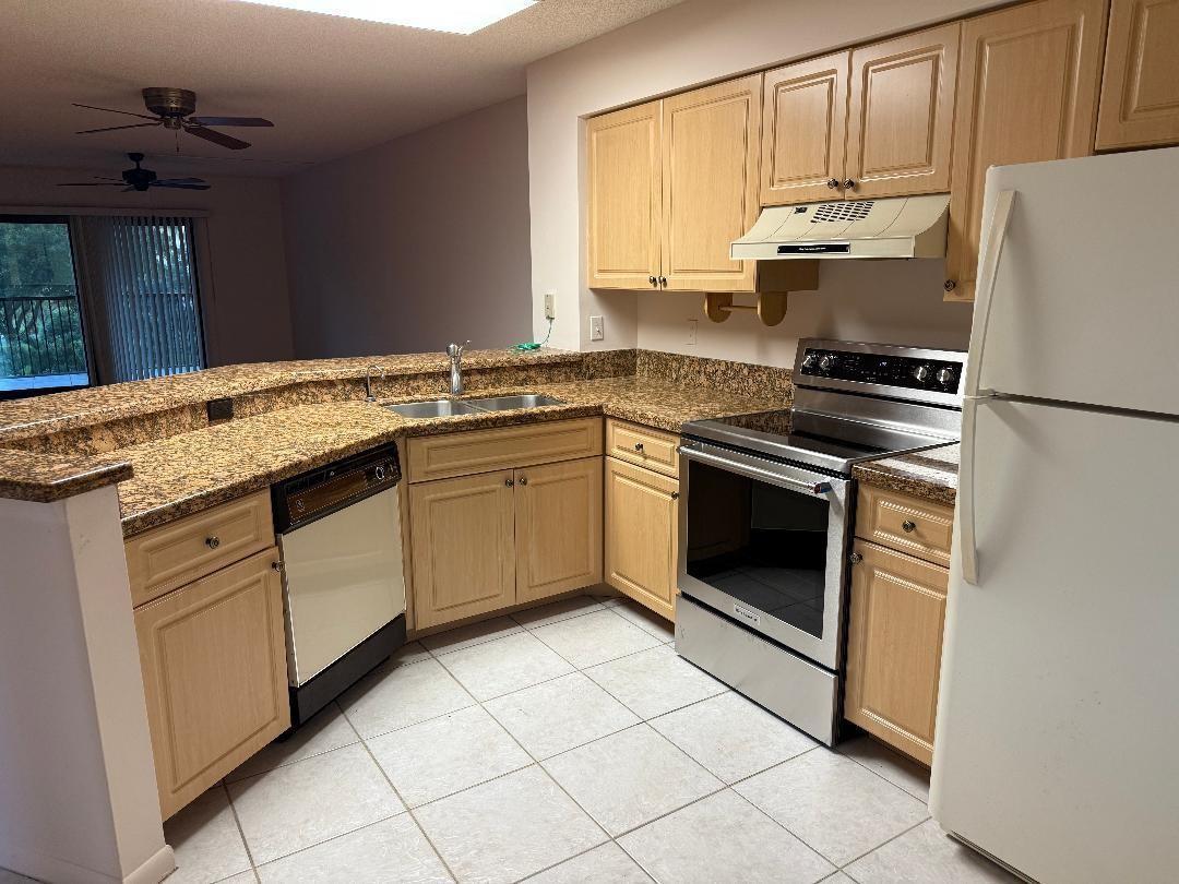 2205 S Cypress Bend Drive # 307, Pompano Beach FL 33069 photo 2