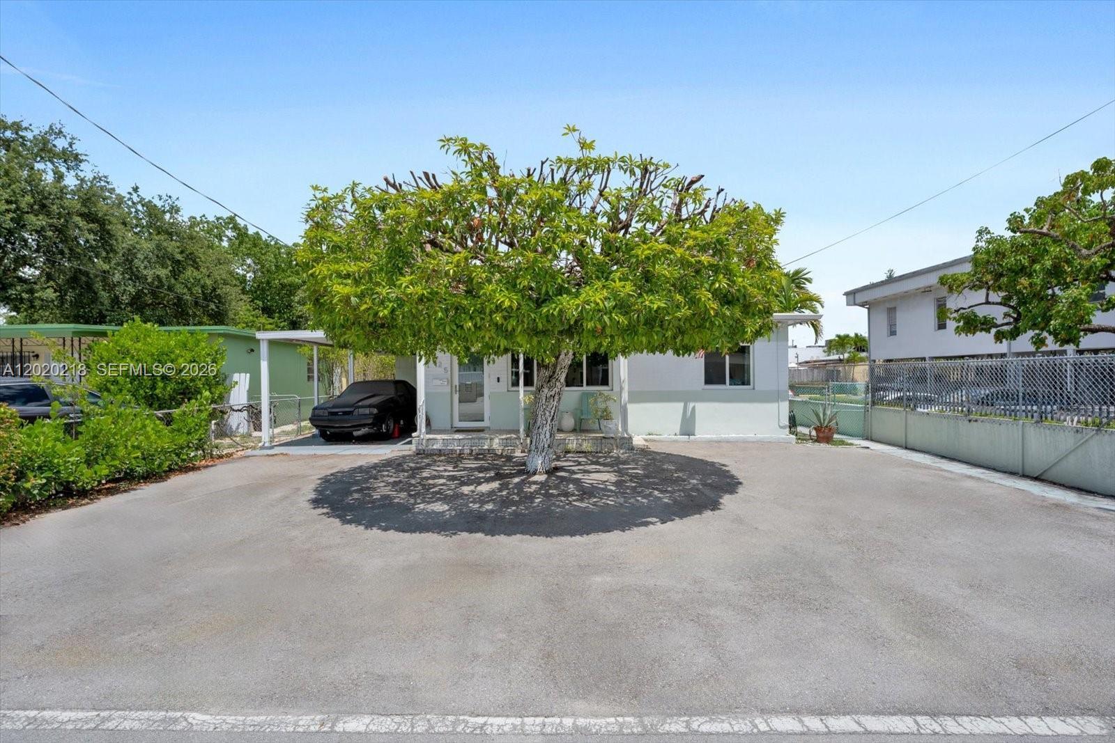 725 NW 24th Ct, Miami FL 33125 photo 2