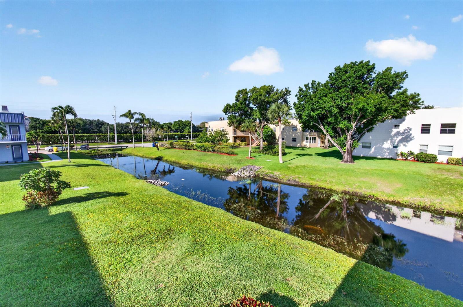 95 Burgundy B, Delray Beach FL 33484 photo 2