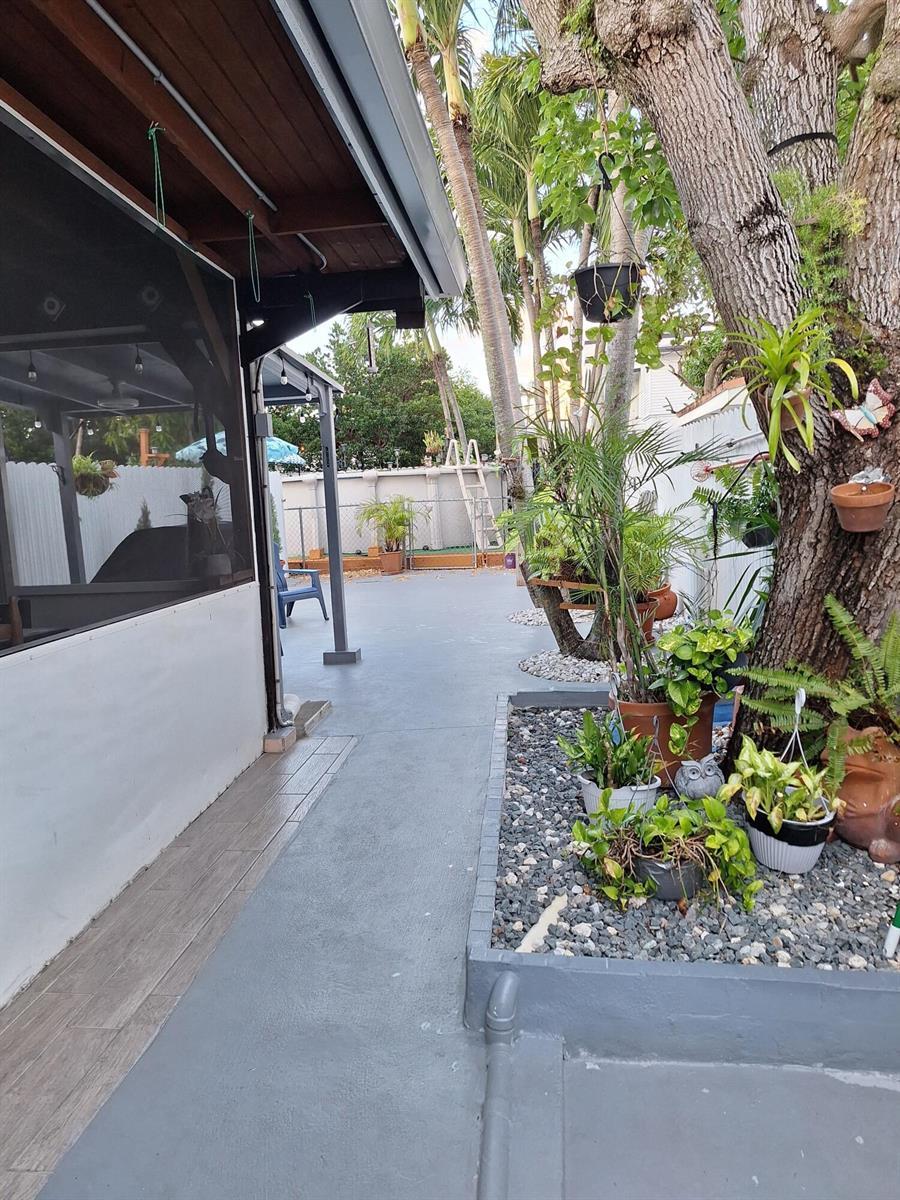 41 NW 33rd Avenue, Miami FL 33125 photo 2