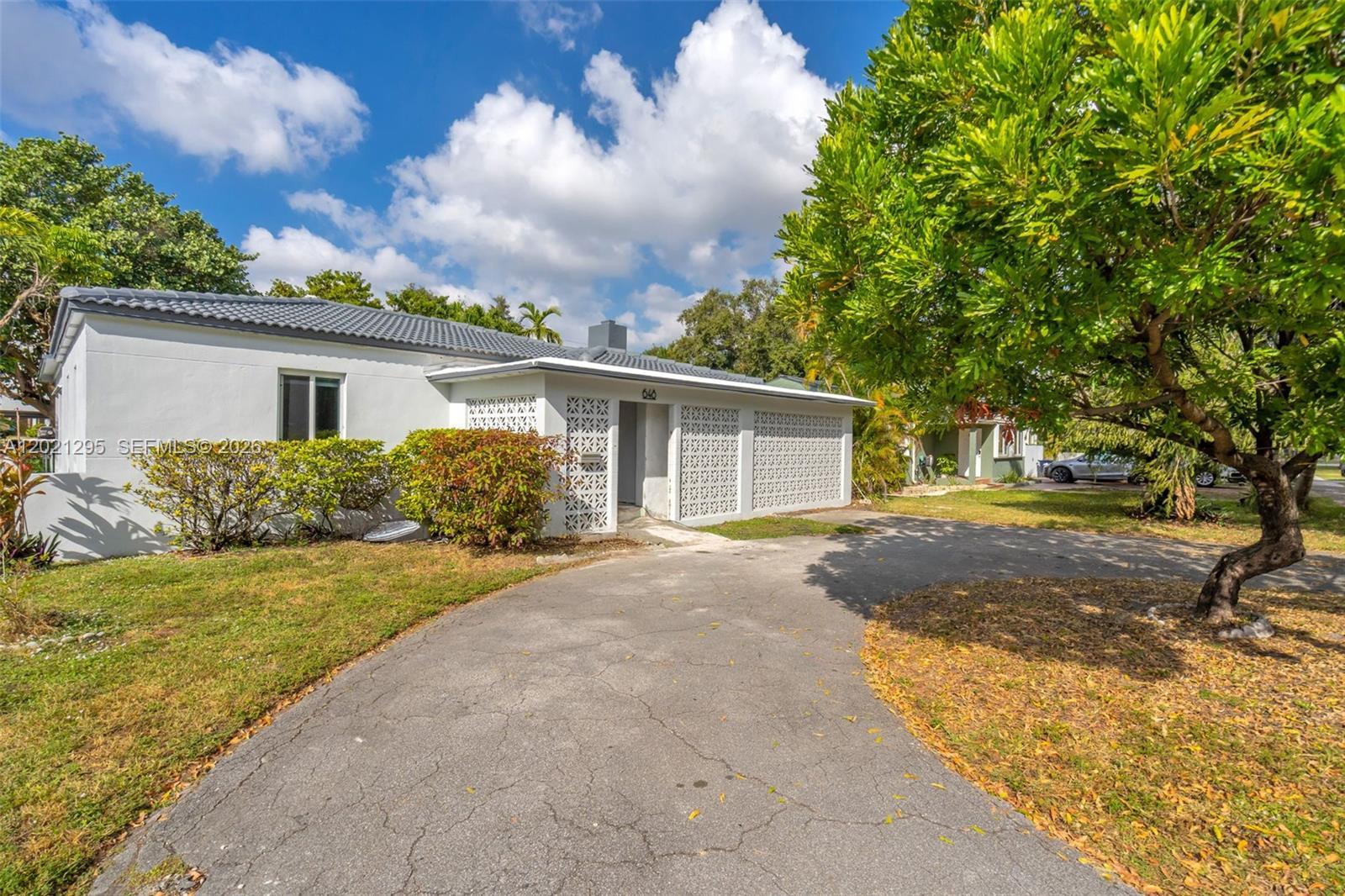 648 South Dr, Miami Springs FL 33166 photo 2