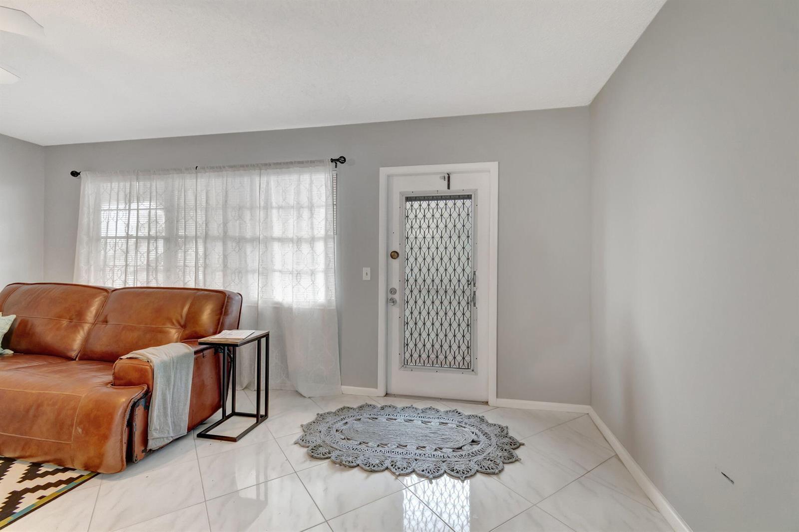 3031 Cornwall B, Boca Raton FL 33434 photo 2