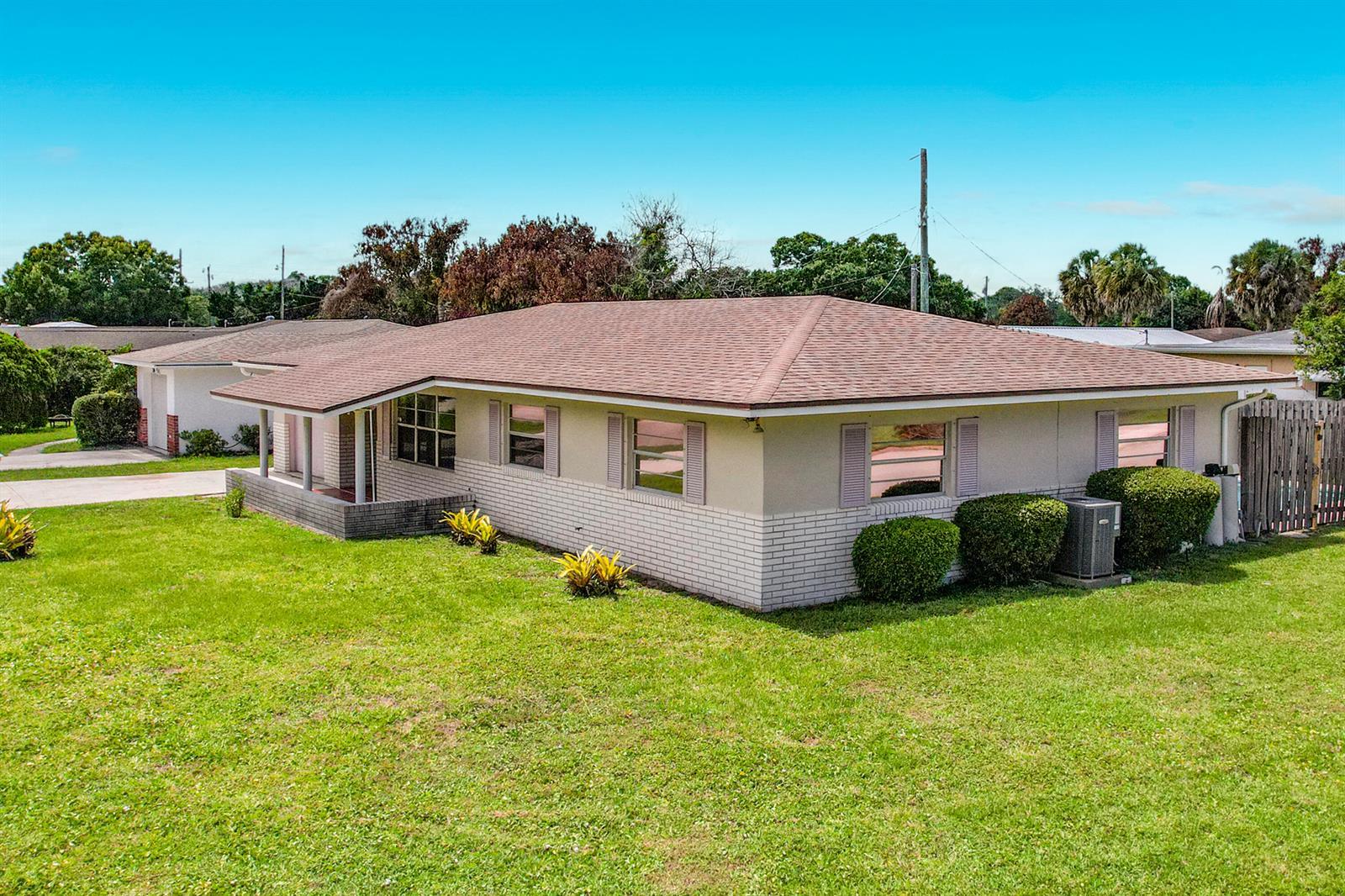 2402 Newport Drive, Fort Pierce FL 34982 photo 5