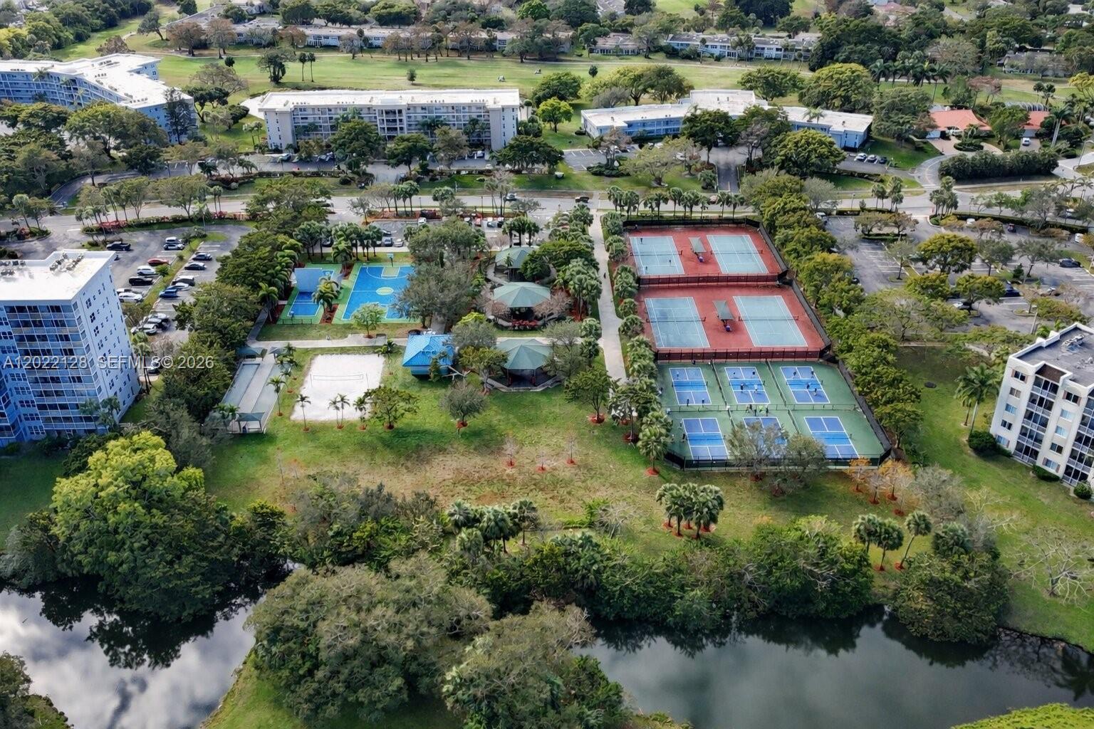 605 Oaks Dr # 502, Pompano Beach FL 33069 photo 5