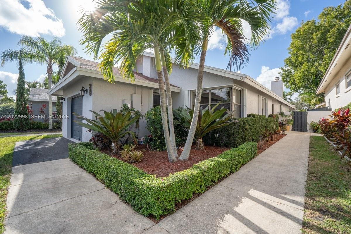 575 Lakeside Cir, Sunrise FL 33326 photo 2