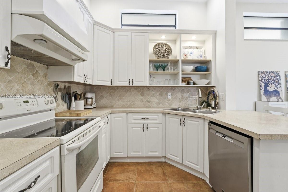 575 Lakeside Cir, Sunrise FL 33326 photo 5