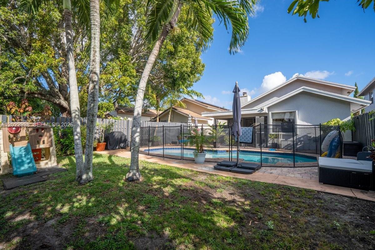 575 Lakeside Cir, Sunrise FL 33326 photo 4