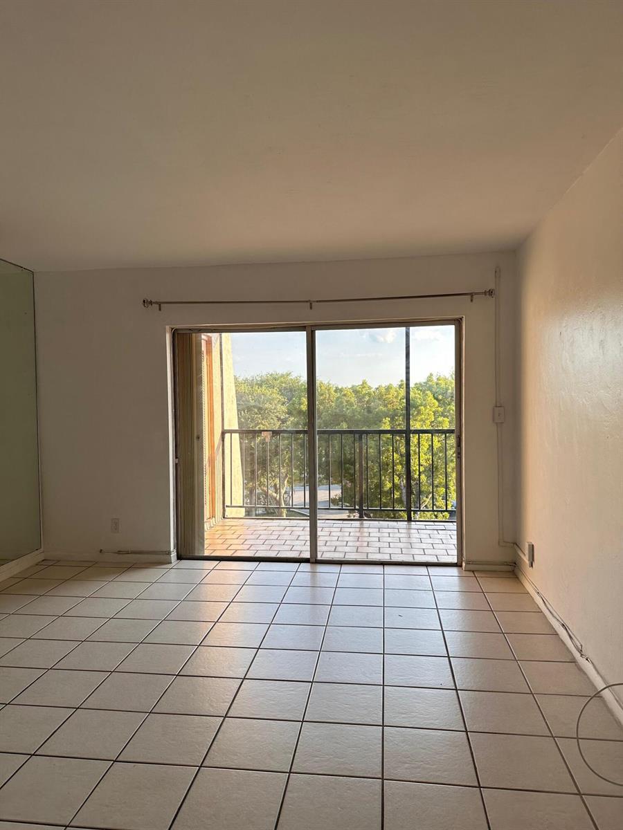 13707 Kendale Lakes Circle, Miami FL 33183 photo 3