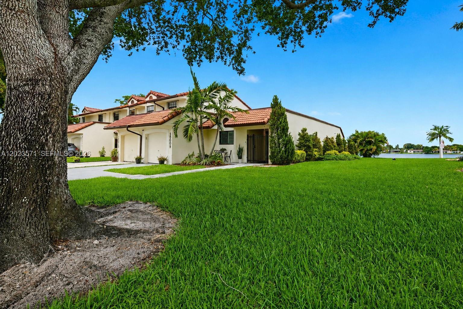 19009 NW 64th Ct, Hialeah FL 33015 photo 2