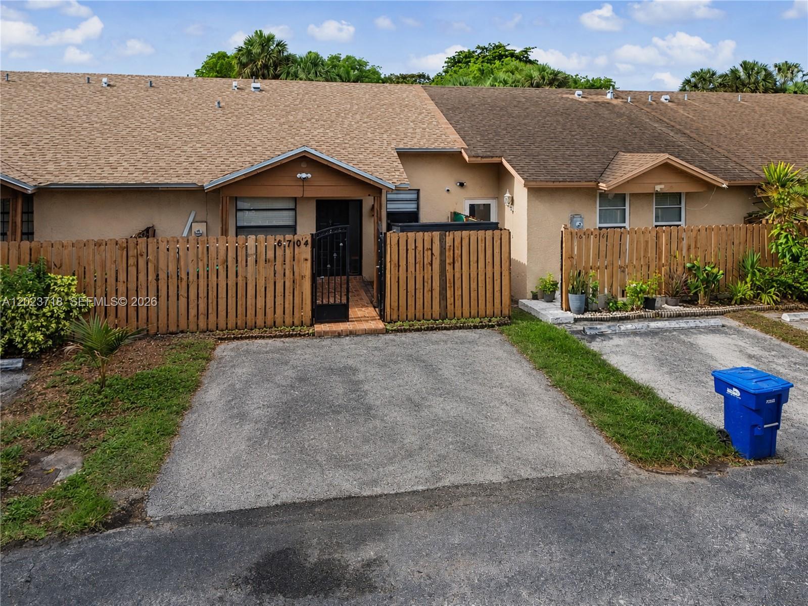 6704 NW 192nd Ter, Hialeah FL 33015 photo 2