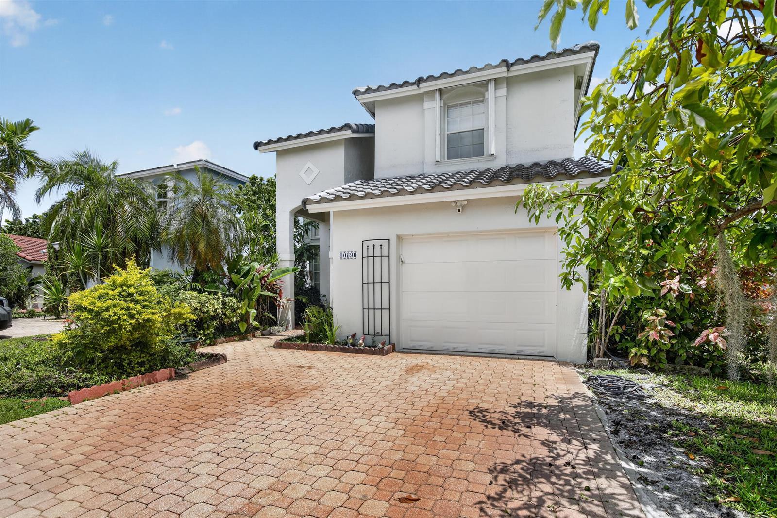 10690 NW 2nd Circle, Pembroke Pines FL 33026 photo 2