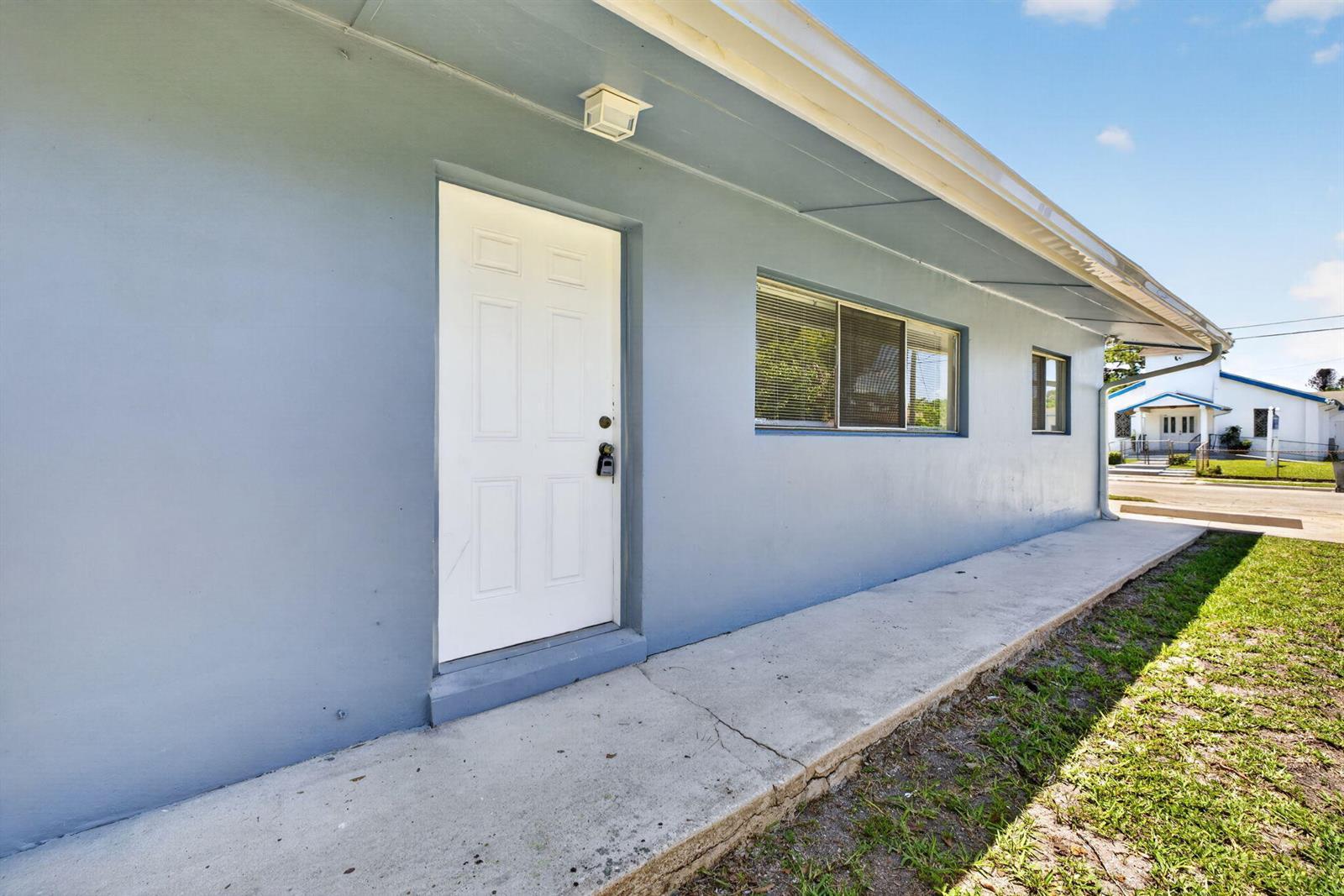 812 N 24th Street, Fort Pierce FL 34950 photo 2