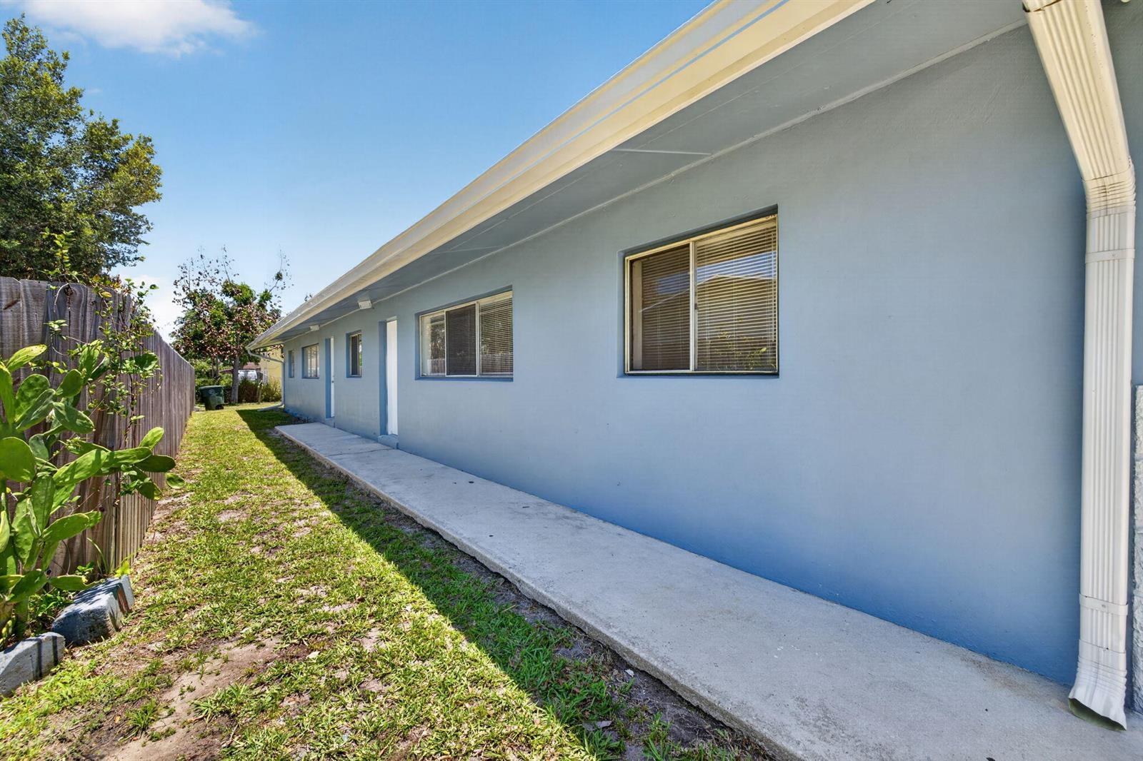812 N 24th Street, Fort Pierce FL 34950 photo 3