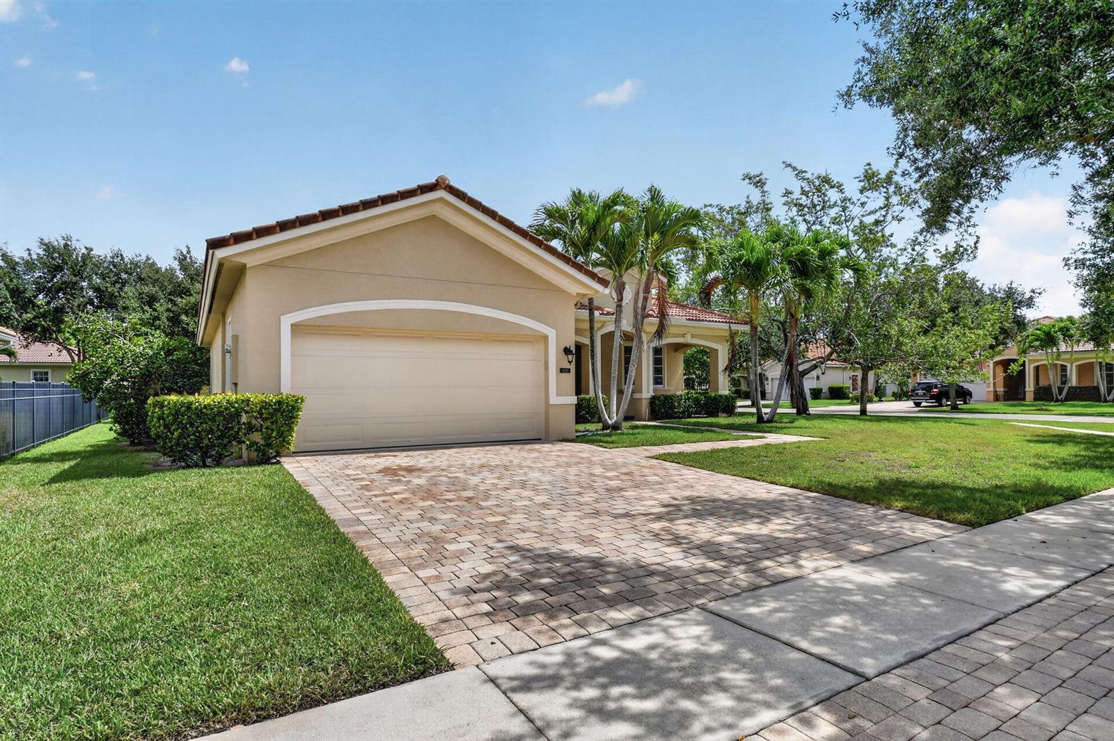 6810 Osage Circle, FL 33413 photo 2