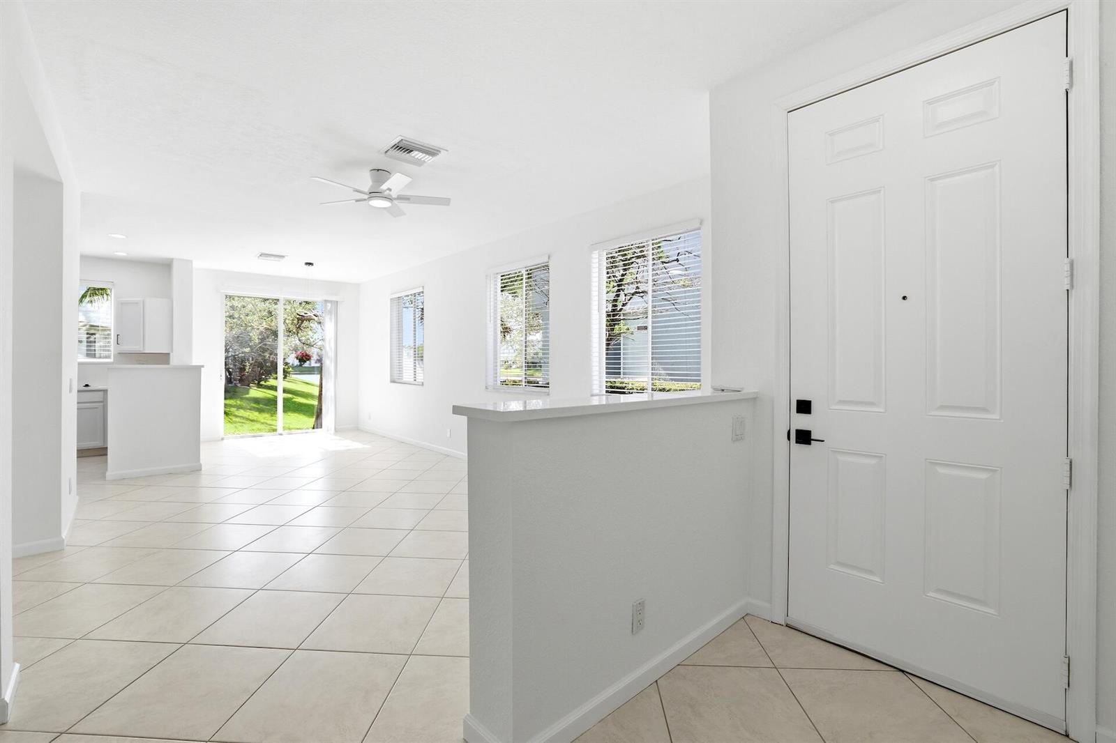 3068 Laurel Ridge Circle, Riviera Beach FL 33404 photo 2