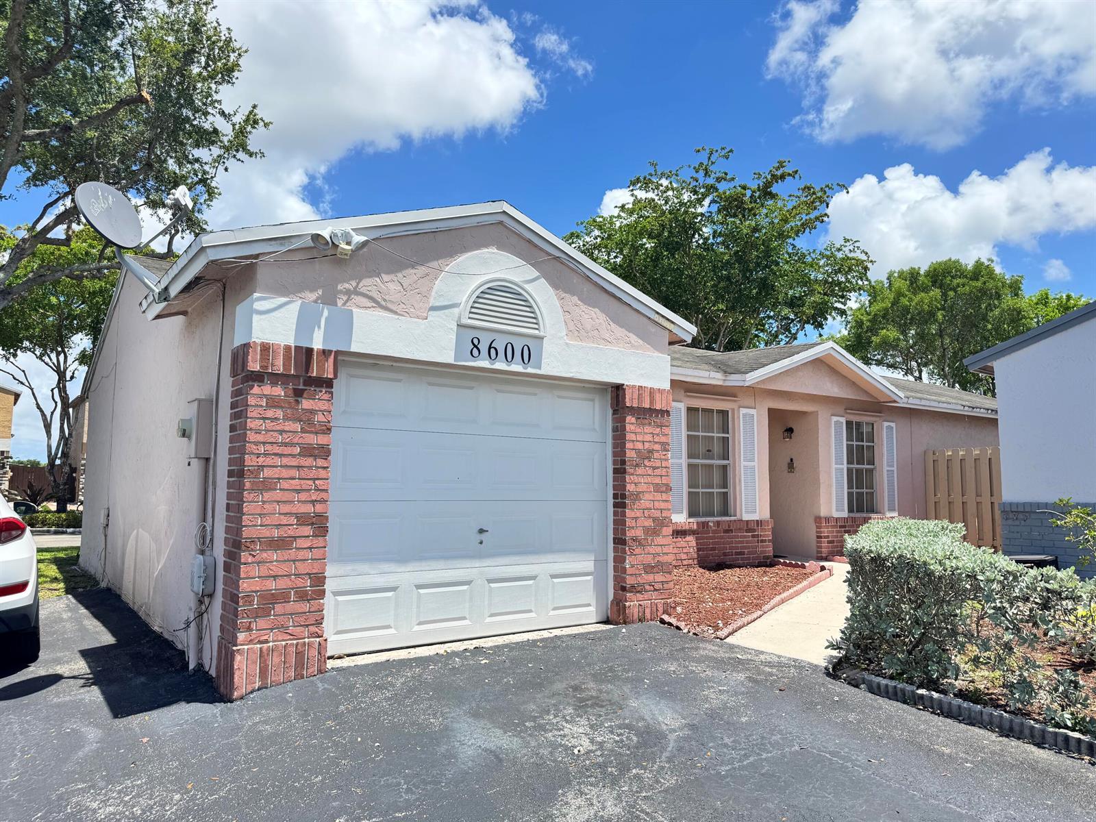 8600 NW 193rd Terrace, Hialeah FL 33015 photo 2