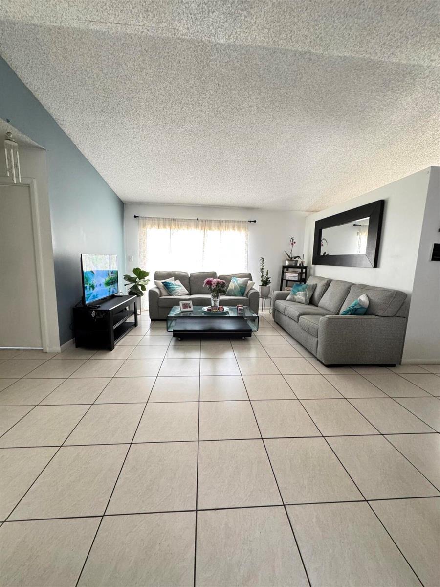 8600 NW 193rd Terrace, Hialeah FL 33015 photo 3