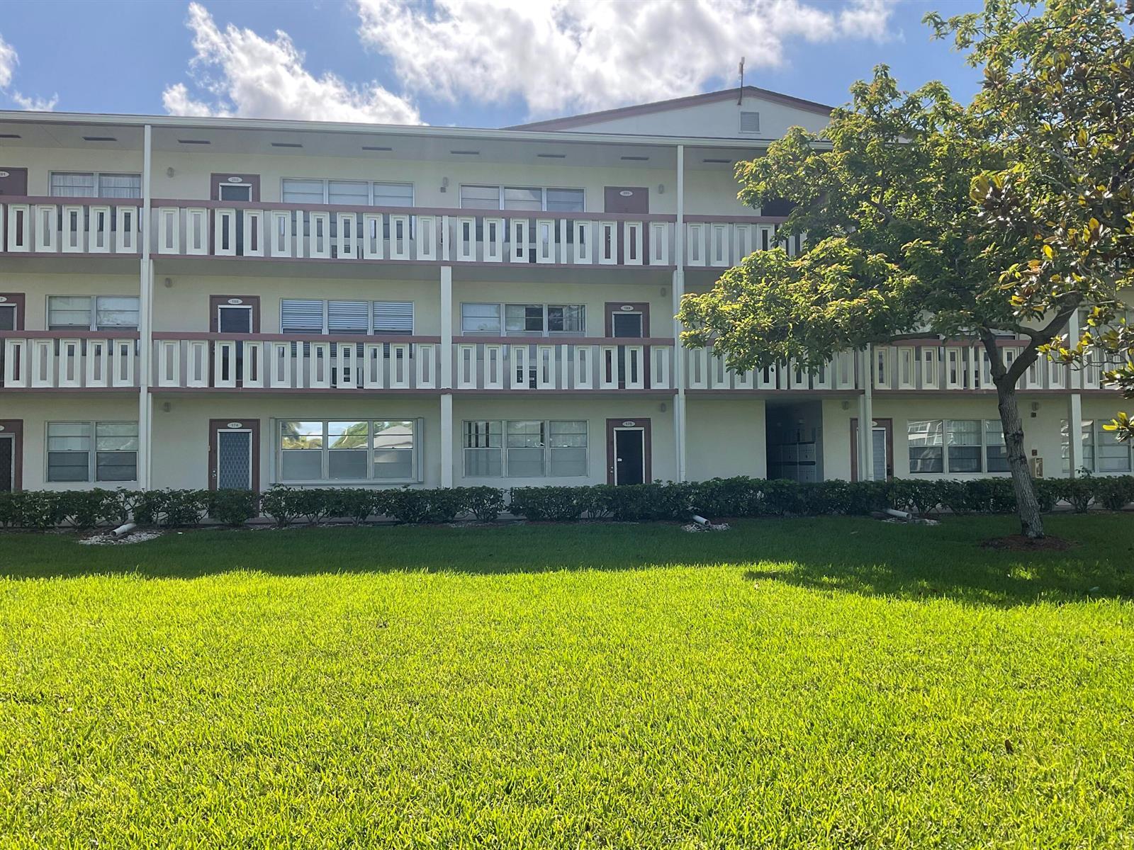 189 E Preston Way, Boca Raton FL 33434 photo 2