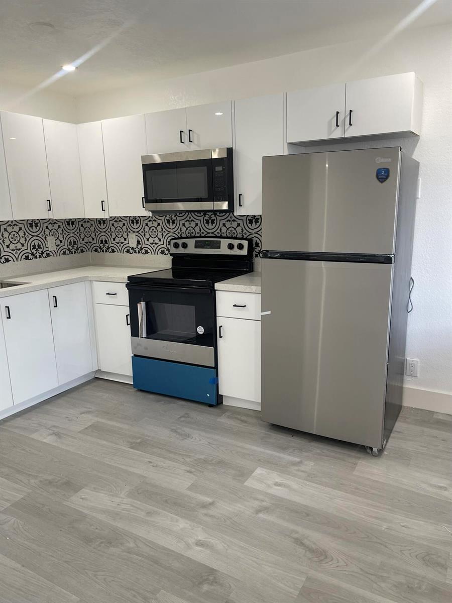 880 NW 8th Avenue, Pompano Beach FL 33060 photo 2
