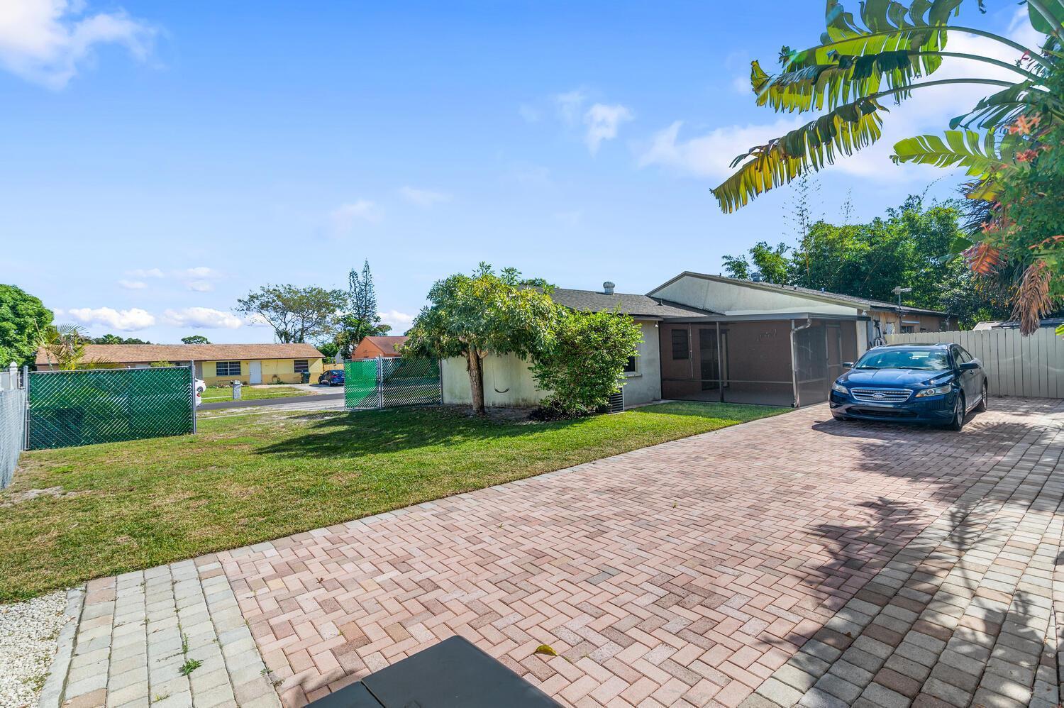 4619 Gladiator Circle, FL 33463 photo 2