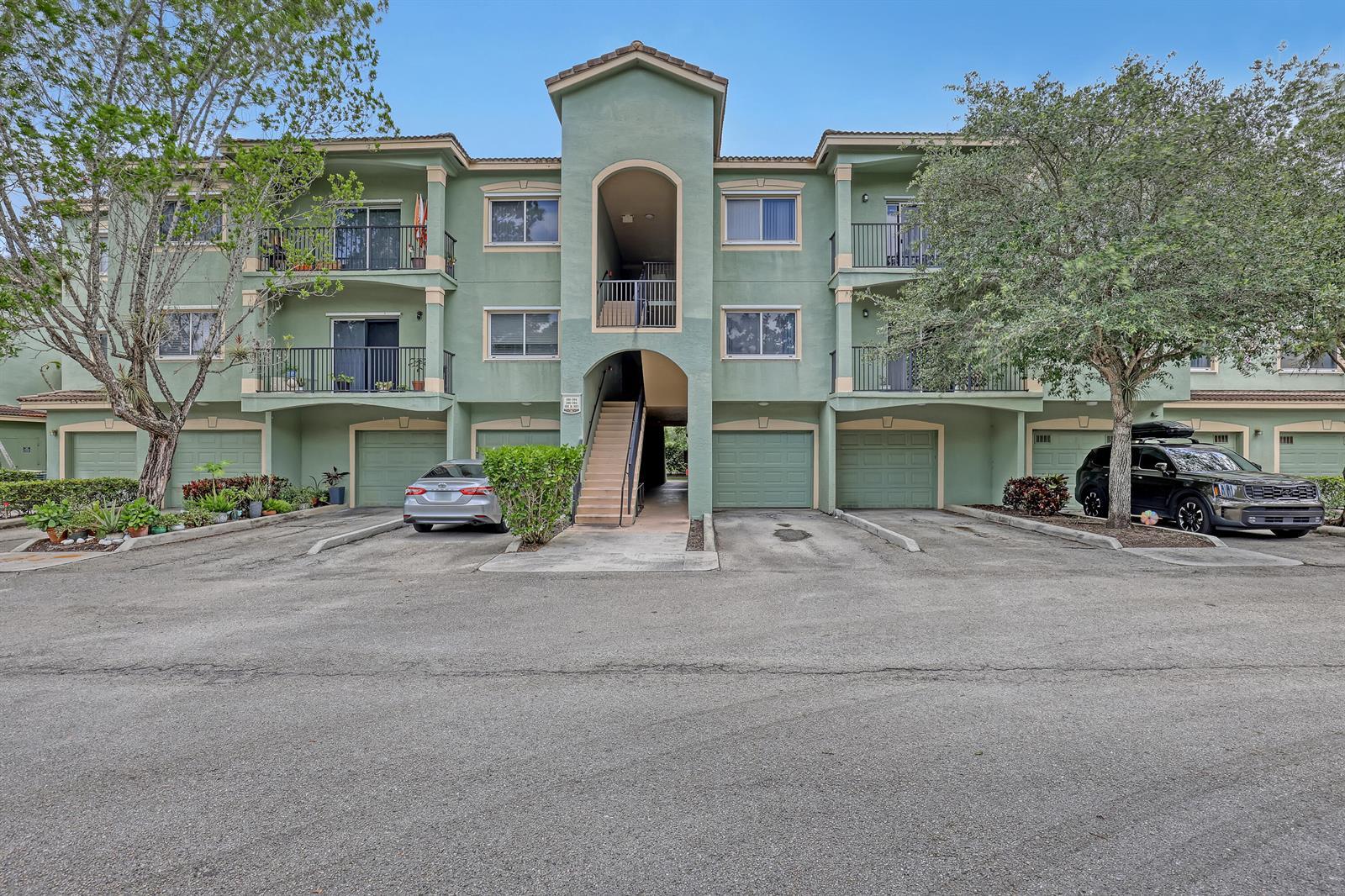 340 Crestwood Circle # 302, Royal Palm Beach FL 33411 photo 2