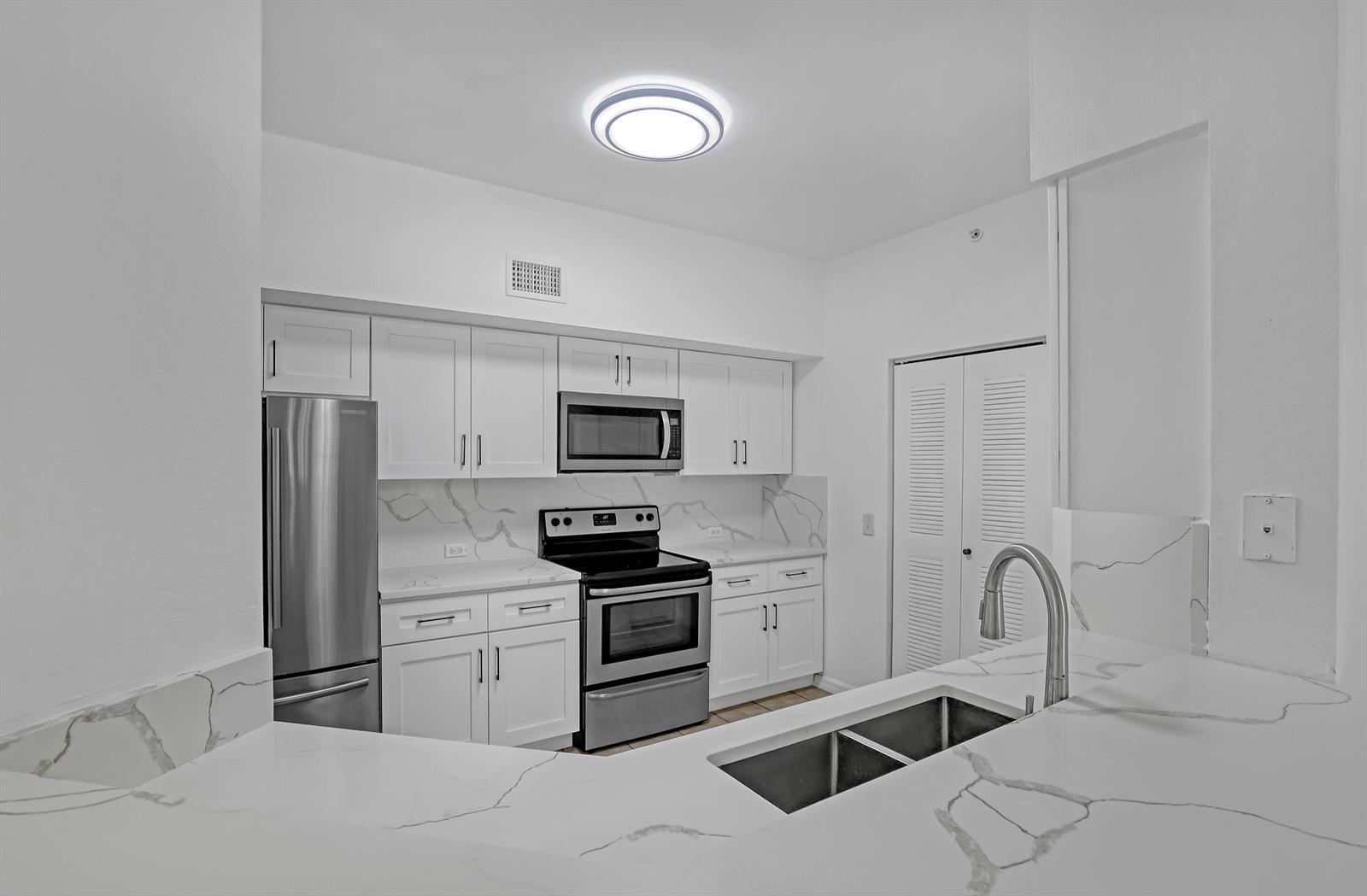 340 Crestwood Circle # 302, Royal Palm Beach FL 33411