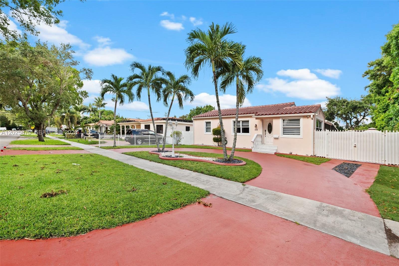 556 La Villa Dr, Miami Springs FL 33166 photo 3