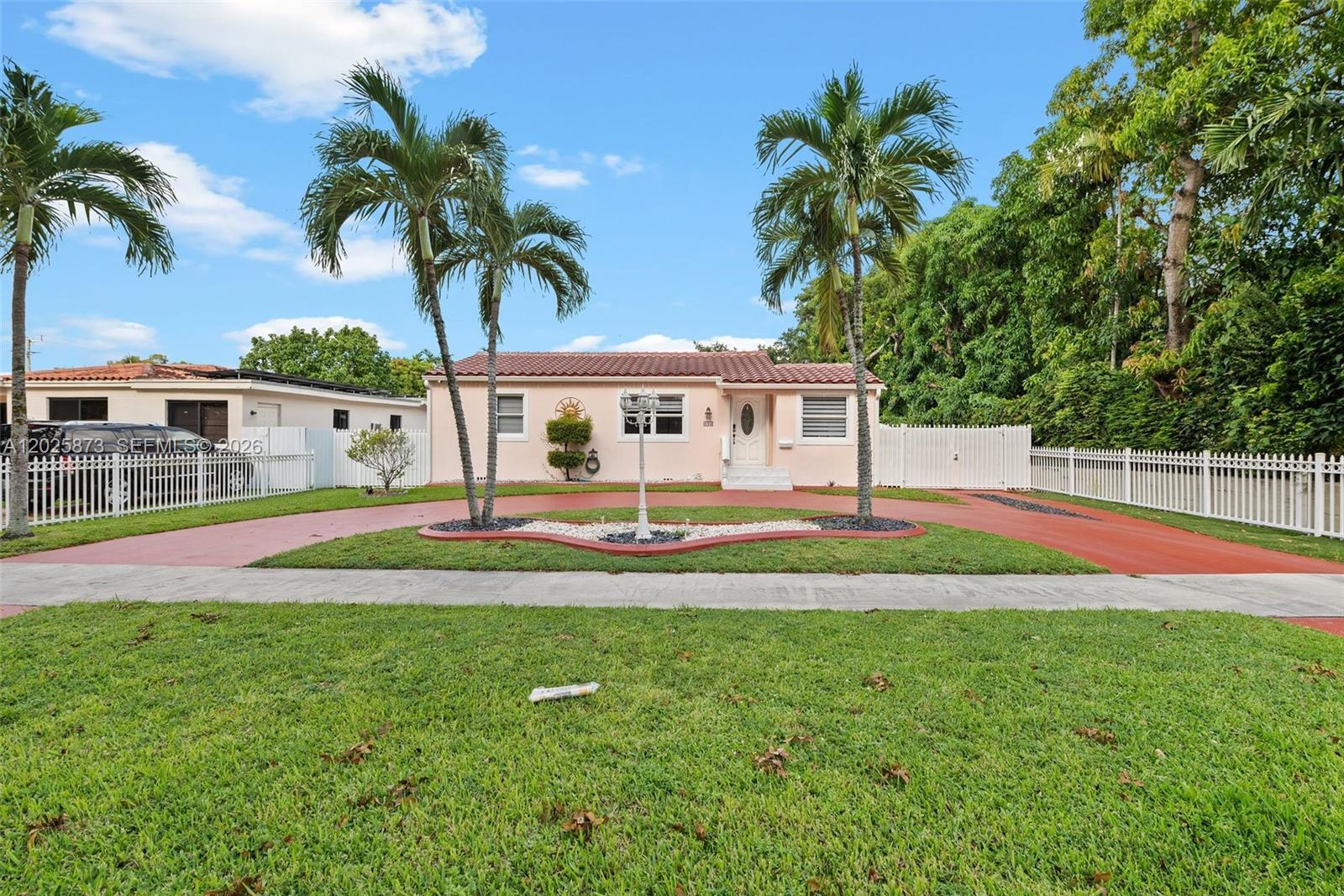 556 La Villa Dr, Miami Springs FL 33166 photo 4