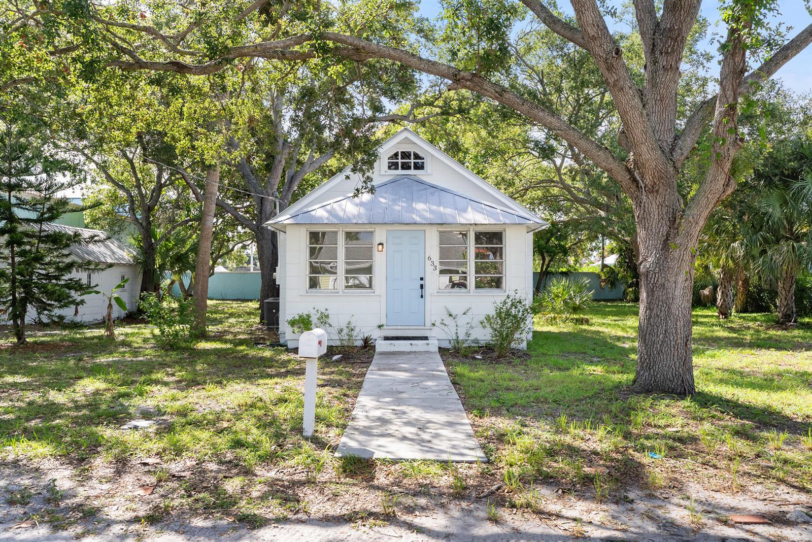 633 SW Cleveland Avenue, Stuart FL 34994 photo 2