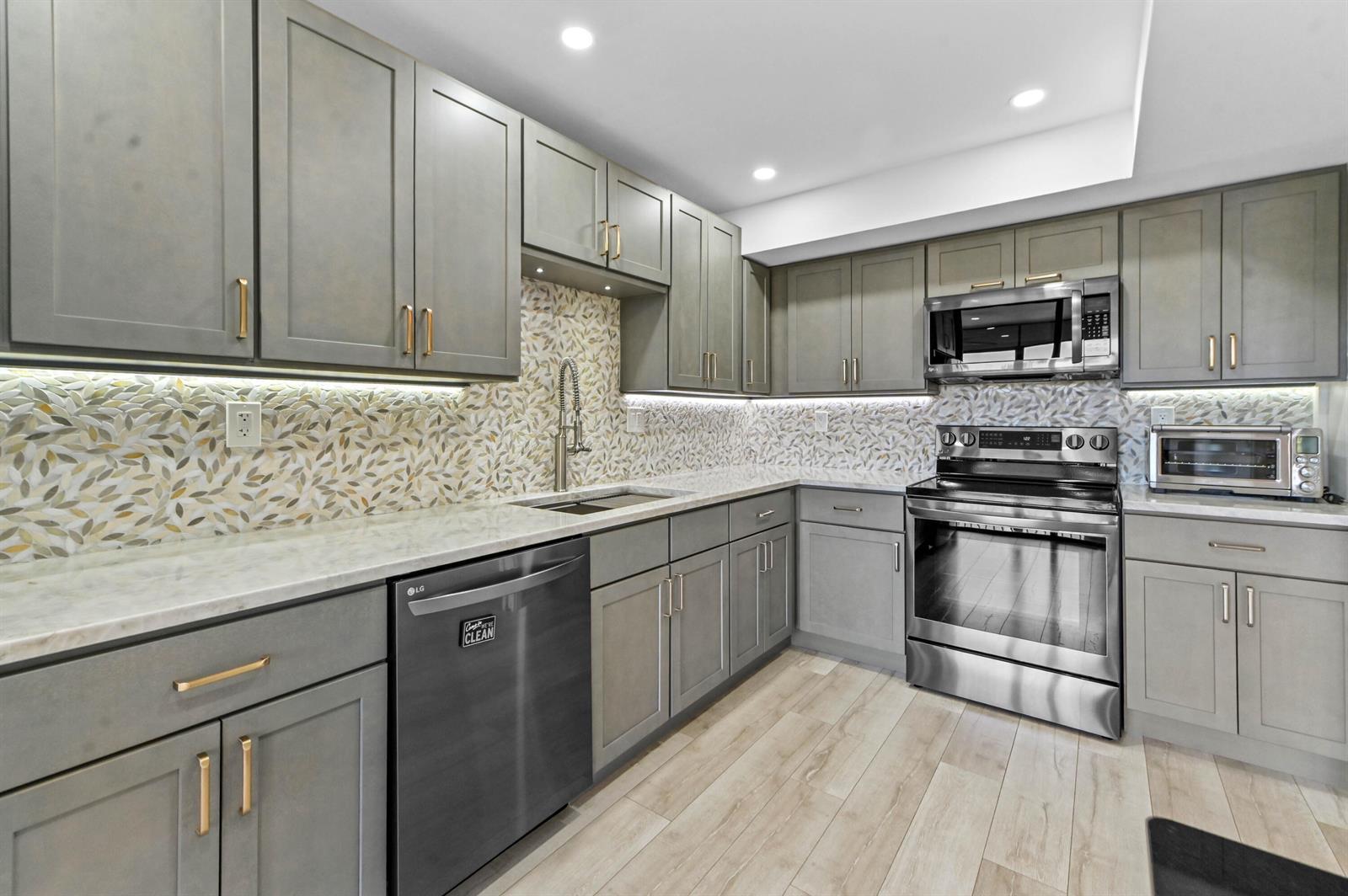 5250 Woodland Lakes Drive # 327, Palm Beach Gardens FL 33418