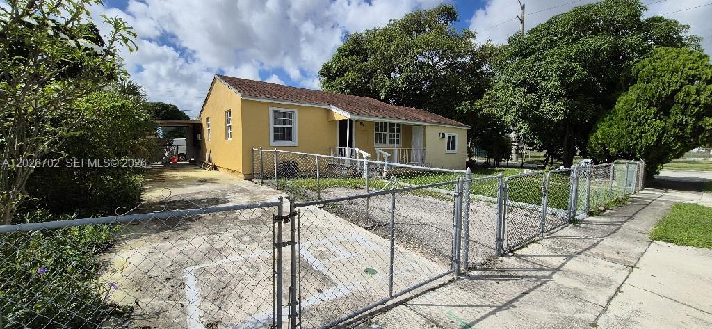 610 E 6th Pl, Hialeah FL 33010 photo 2