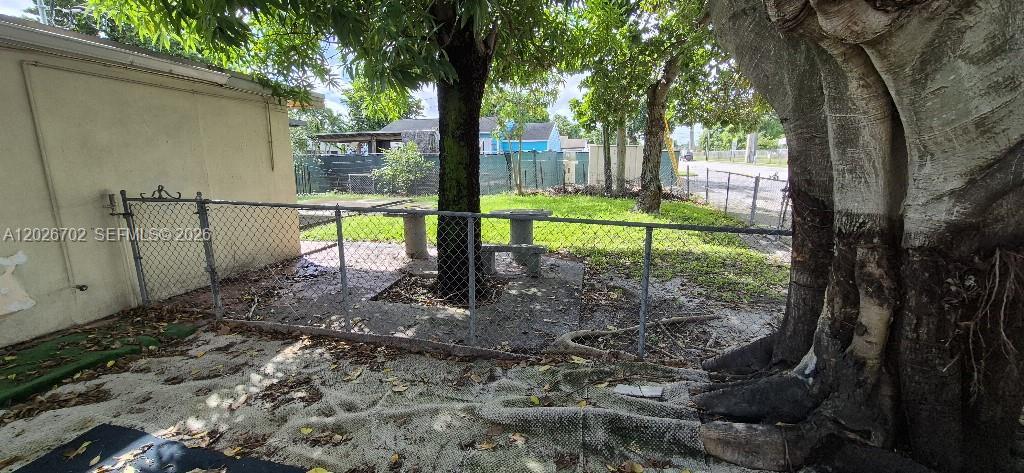 610 E 6th Pl, Hialeah FL 33010 photo 5