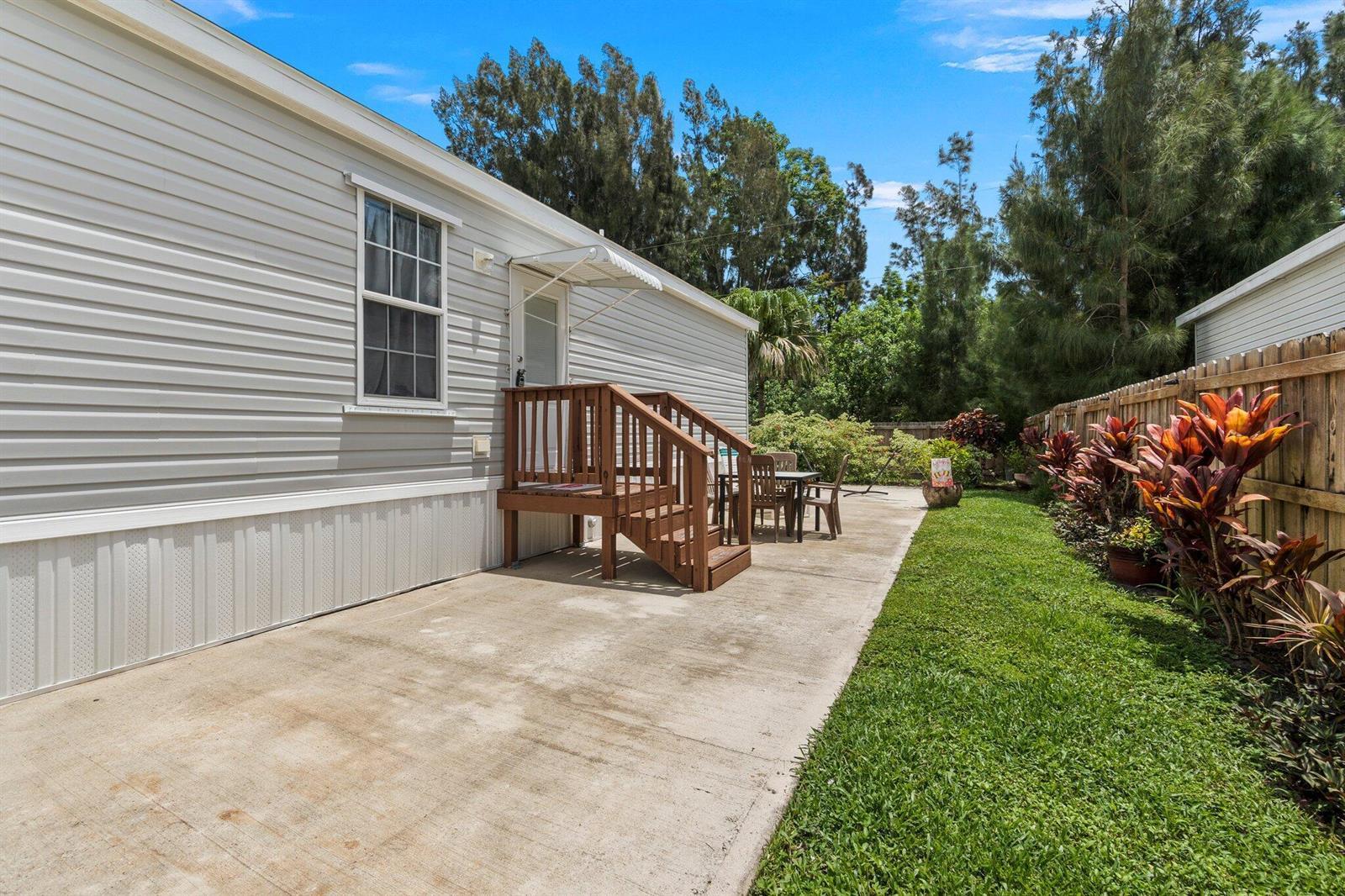 8011 SE Skylark Avenue, Hobe Sound FL 33455 photo 5