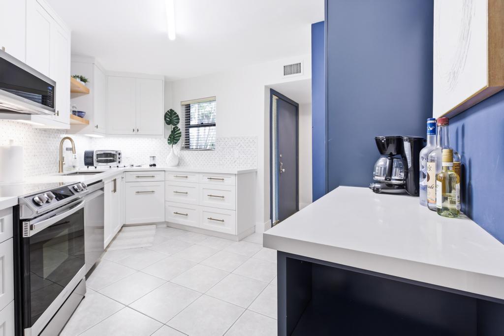 5800 Camino Del Sol Apt 106, Boca Raton FL 33433 photo 2