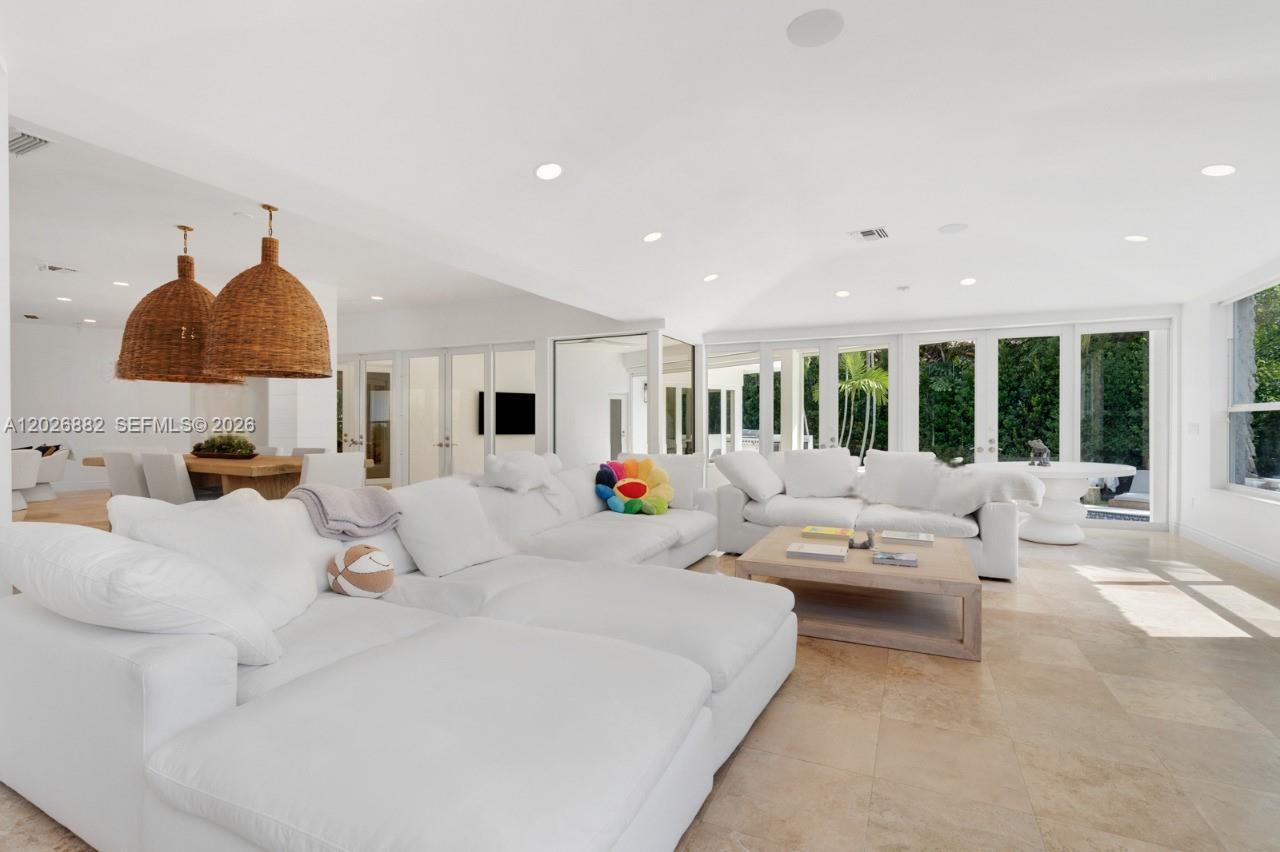 7155 E Lago Dr, Coral Gables FL 33143 photo 2