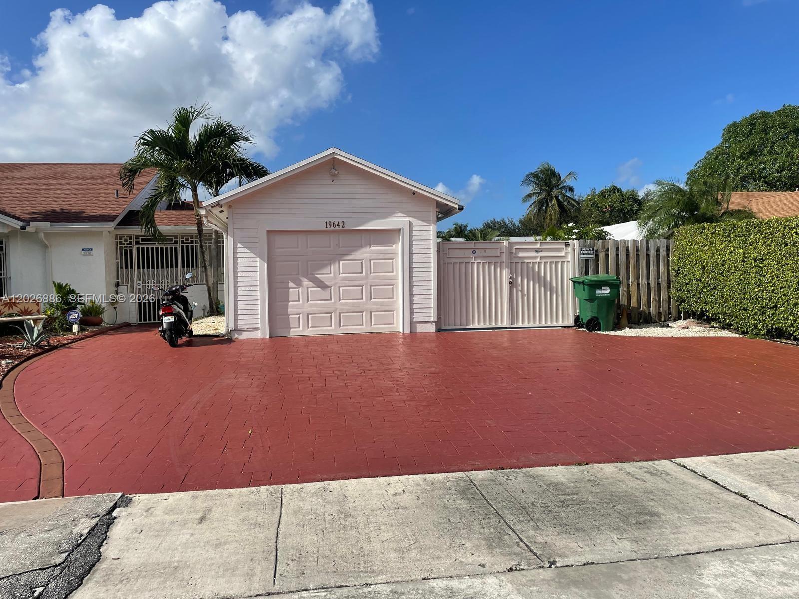 19642 NW 59th Pl, Hialeah FL 33015 photo 2
