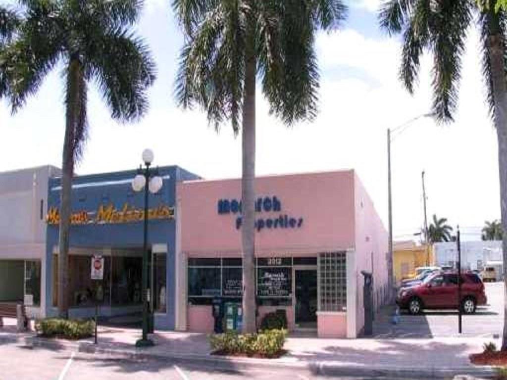 2012 Hollywood Bl # D, Hollywood FL 33020