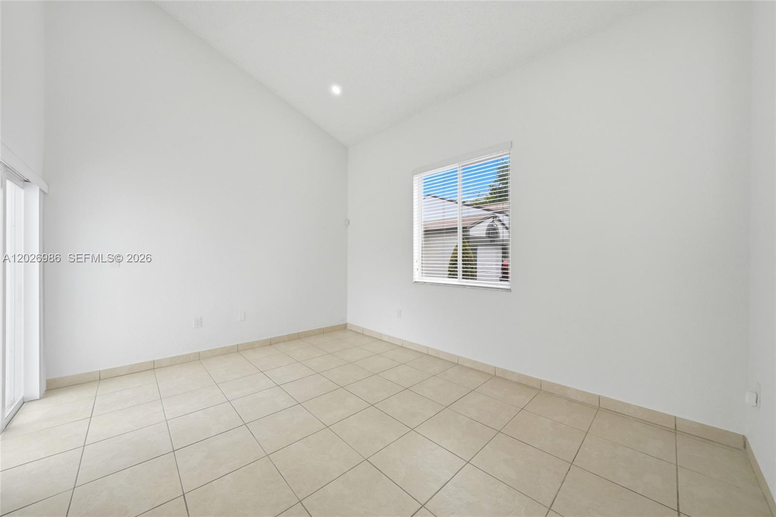 8219 NW 192nd Ter, Hialeah FL 33015 photo 4