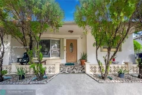 1109 NE 4th Ct, Hallandale Beach FL 33009 photo 2