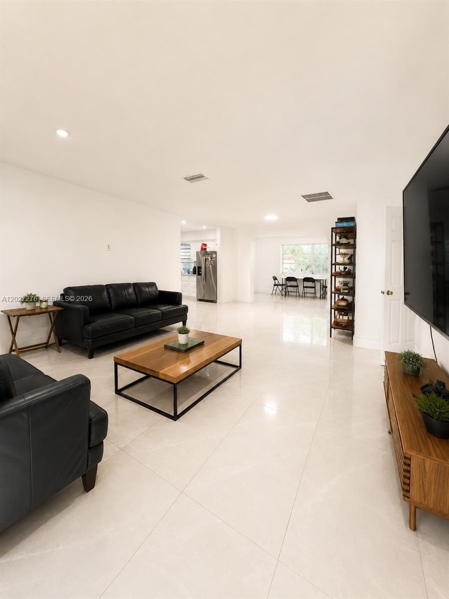 1109 NE 4th Ct, Hallandale Beach FL 33009 photo 4