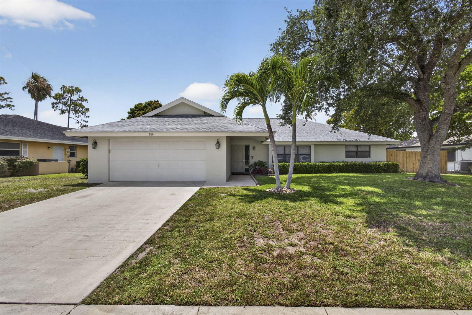 559 Azure Avenue, Wellington FL 33414 photo 2