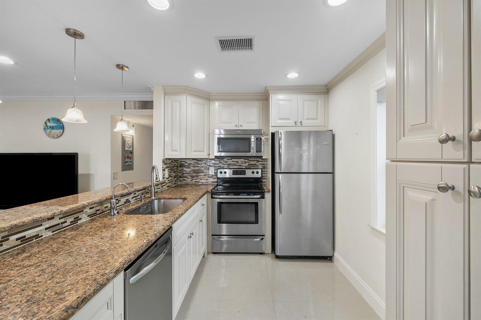 334 Burgundy G, Delray Beach FL 33484 photo 5