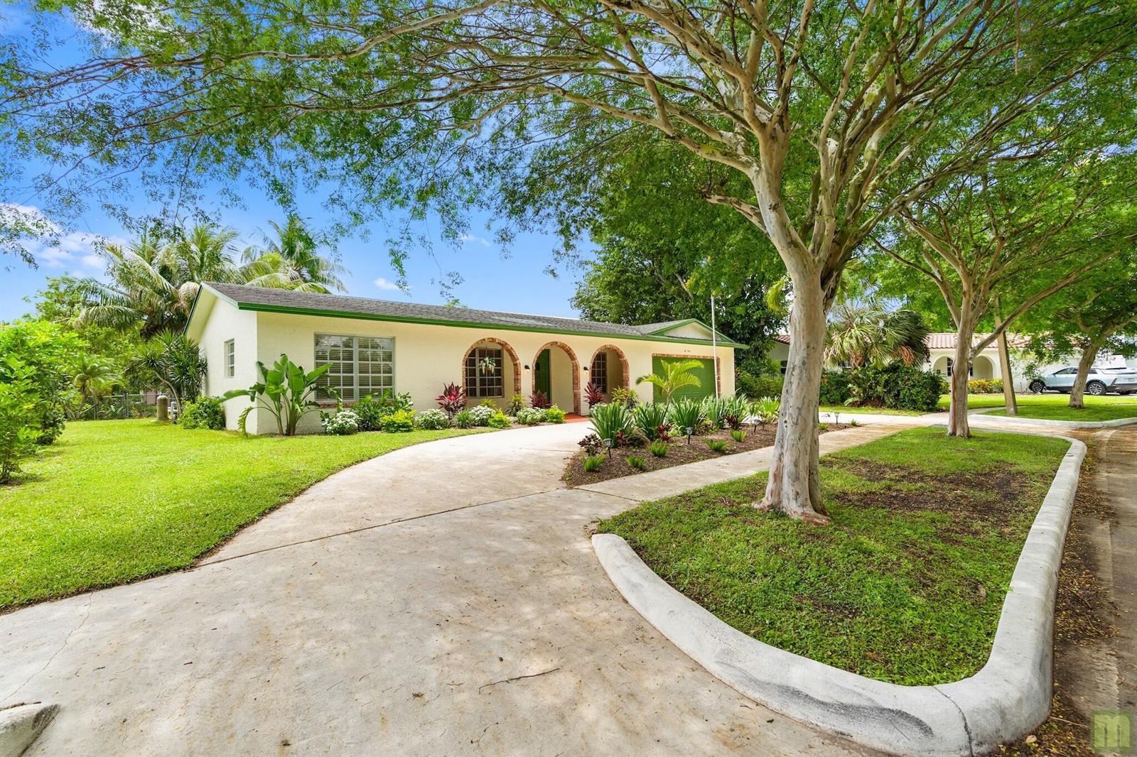 240 Lake Drive, Coconut Creek FL 33066 photo 2