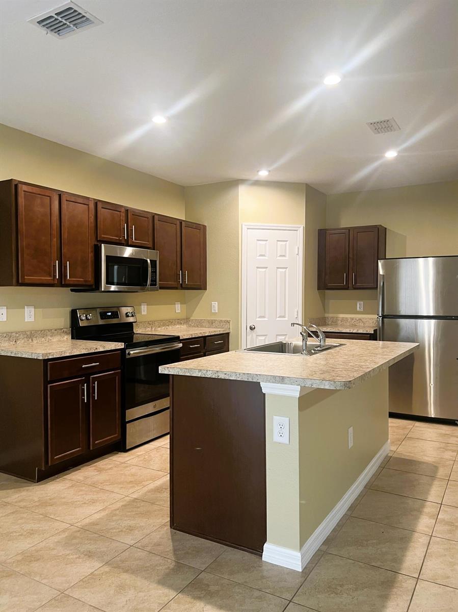 5234 Oakland Lake Circle, Fort Pierce FL 34951 photo 2