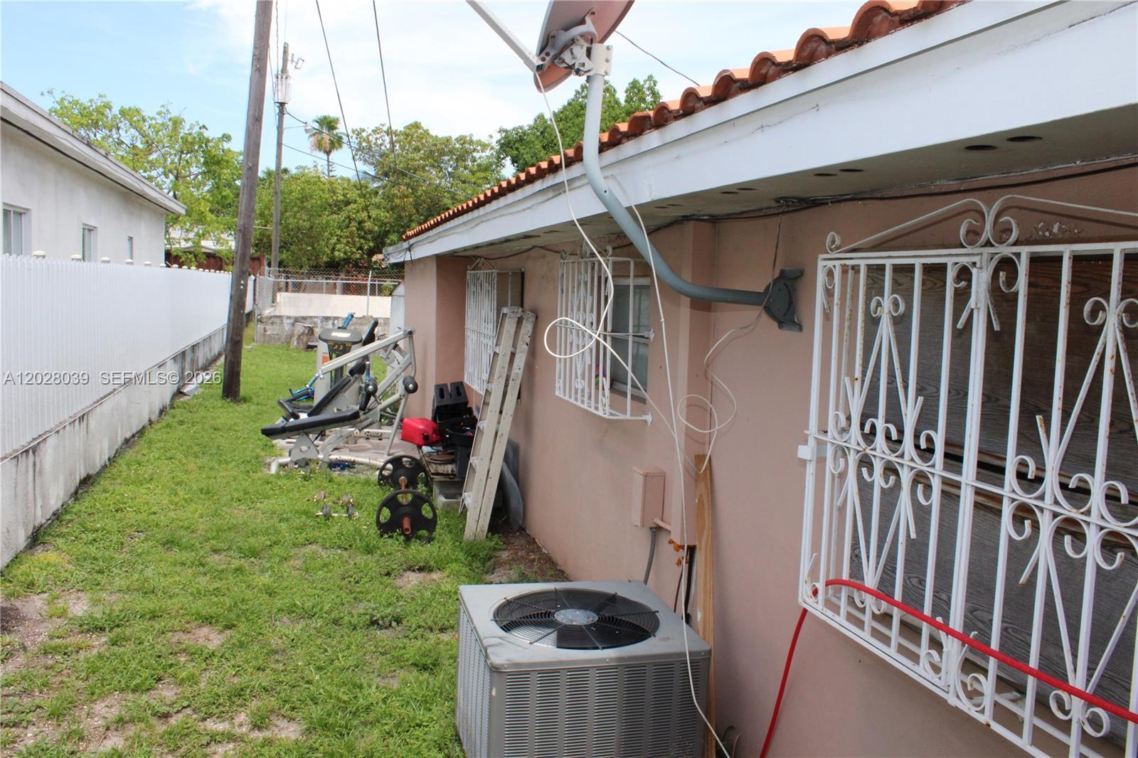 1040 NW 23rd Ct, Miami FL 33125 photo 4