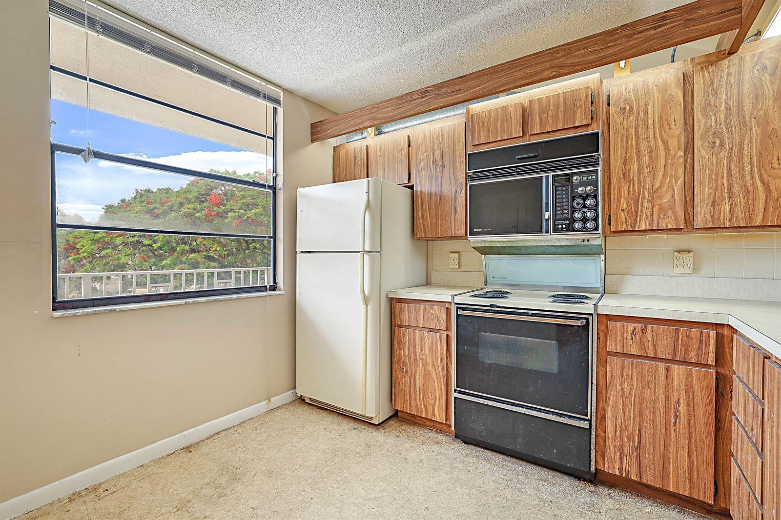 3526 Whitehall Drive # 302, West Palm Beach FL 33401 photo 3