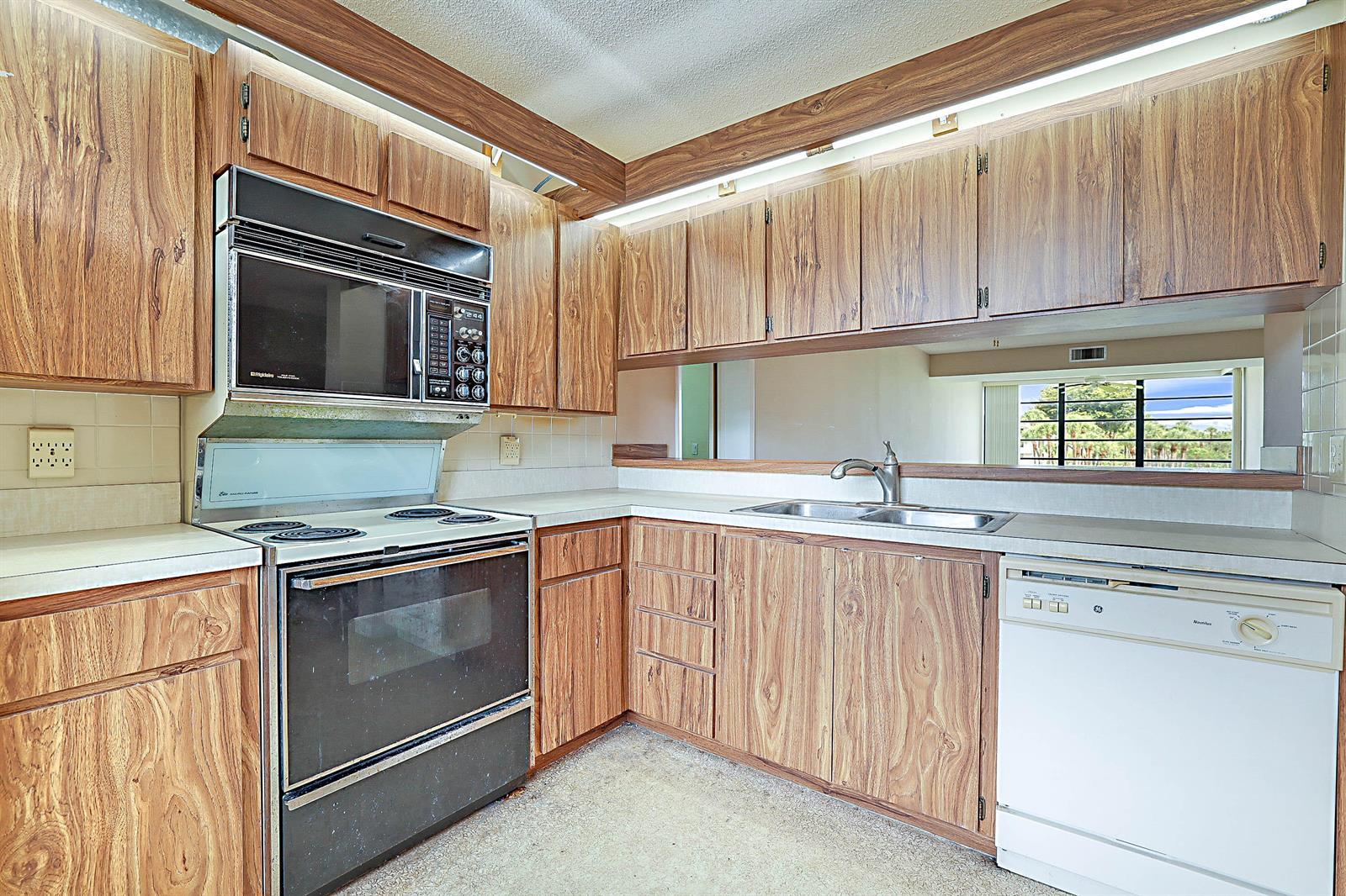 3526 Whitehall Drive # 302, West Palm Beach FL 33401 photo 4