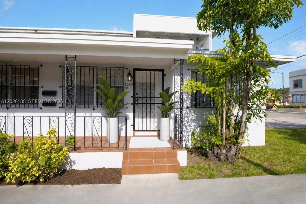 1570 NW 2nd St, Miami FL 33125 photo 2