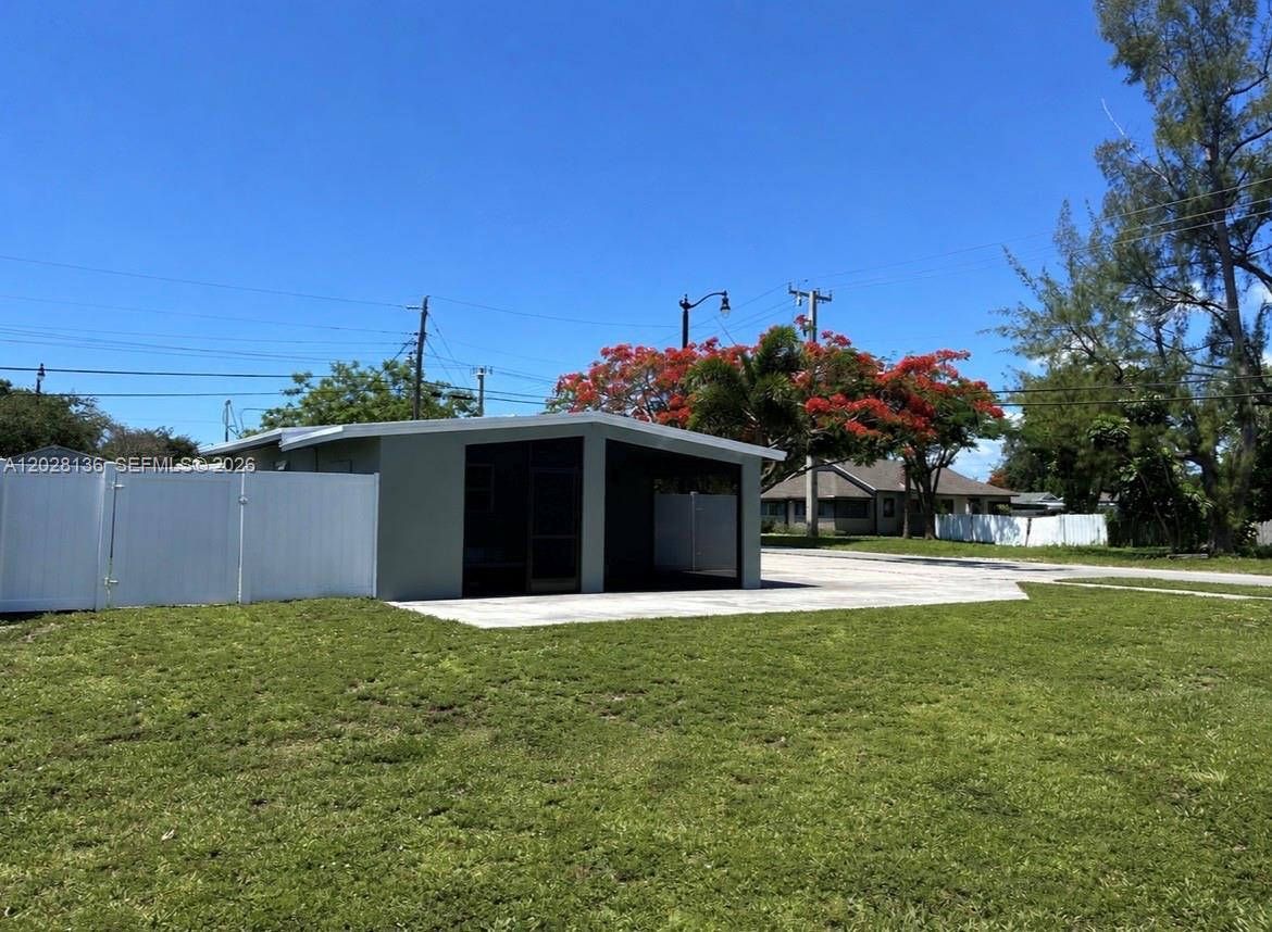 810 NE 3rd Ave, Pompano Beach FL 33060 photo 2